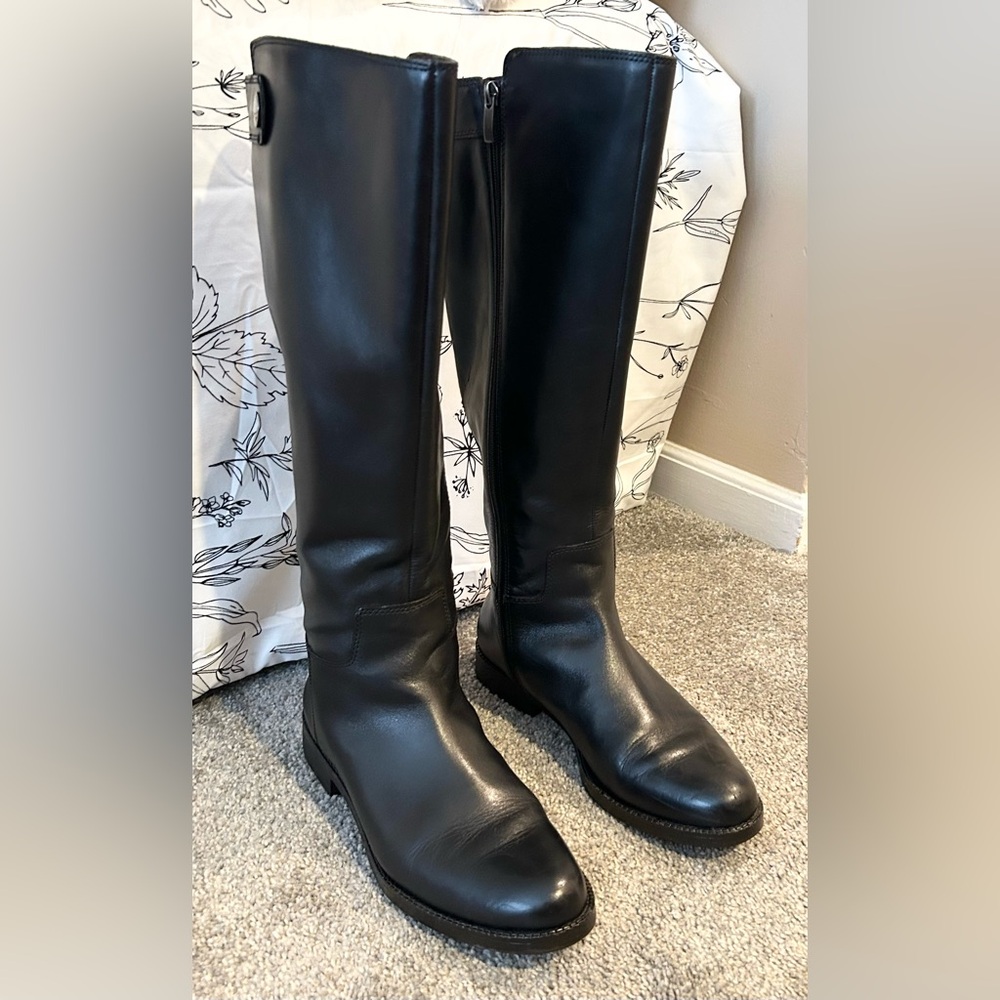 Beautiful Franco Sarto black real leather boots, zip up. Excellent condition. 9M